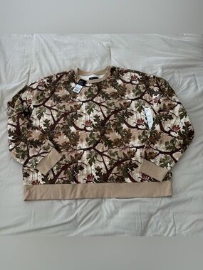 Original Use Crewneck Sweater with Autumn Leaf Print size L